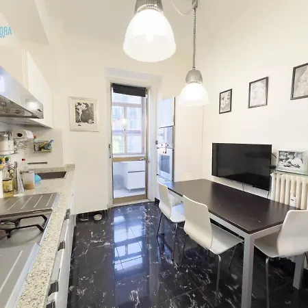 Reni 8 Tirabora Short Rent